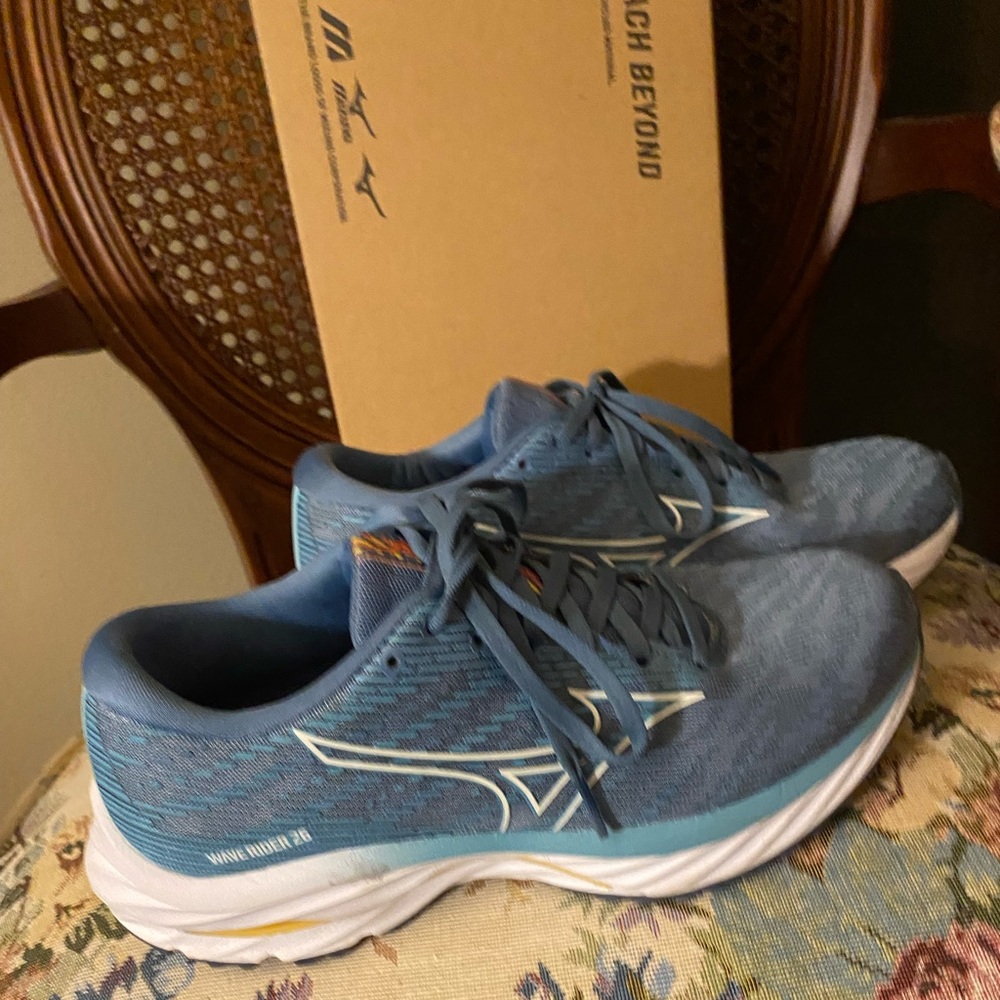Mizuno Waverider26 Running shoe.
